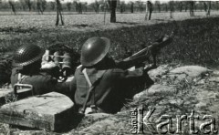 1944, Włochy.
Dwóch żołnierzy na stanowisku karabinu maszynowego Bren. Najprawdopodobniej żołnierze 4 Batalionu Strzelców Karpackich, w składzie 2 Brygady Strzelców Karpackich.
Fot. NN, zbiory Ośrodka KARTA, udostępniła Magdalena Braun