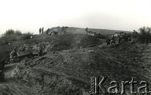 Listopad 1944, okolice Fortino, Włochy.
Żołnierze 4 Batalionu SK, w składzie 2 Brygady Strzelców Karpackich.
Fot. NN,  zbiory Ośrodka KARTA, udostępniła Magdalena Braun