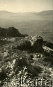 1944, wzgórze Monte Cassino, Włochy.
Panorama ze wzgórza w rejonie Monte Cassino  po walkach. Na pierwszym  planie dwa przewrócone krzyże na mogiłach poległych żołnierzy.
Fot. NN, zbiory Ośrodka KARTA, udostępniła Magdalena Braun