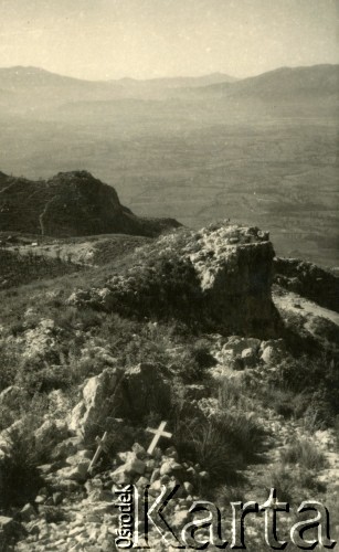 1944, wzgórze Monte Cassino, Włochy.
Panorama ze wzgórza w rejonie Monte Cassino  po walkach. Na pierwszym  planie dwa przewrócone krzyże na mogiłach poległych żołnierzy.
Fot. NN, zbiory Ośrodka KARTA, udostępniła Magdalena Braun