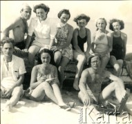 1945, Włochy.
Portret zbiorowy na plaży.
Fot. NN, zbiory Ośrodka KARTA, udostępniła Magdalena Braun