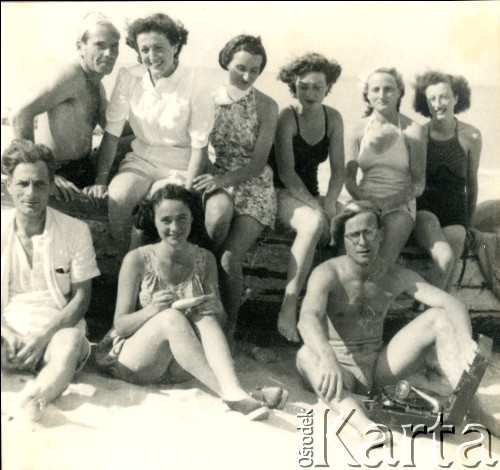 1945, Włochy.
Portret zbiorowy na plaży.
Fot. NN, zbiory Ośrodka KARTA, udostępniła Magdalena Braun