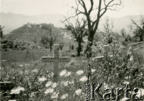1944, wzgórze Monte Cassino, Włochy.
Krzyże na mogiłach poległych żołnierzy po walkach o wzgórze klasztorne w rejonie Monte Cassino.
Fot. NN, zbiory Ośrodka KARTA, udostępniła Magdalena Braun