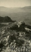 1944, okolice Monte Cassino,Włochy.
Widok z jednego ze wzgórz w rejonie  Monte Cassino. Na pierwszym planie przewrócone krzyże na zniszczonych grobach poległych żołnierzy.
Fot. NN, zbiory Ośrodka KARTA, udostępniła Magdalena Braun