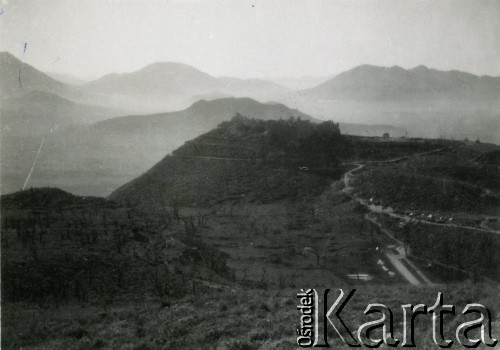 1944, wzgórze Monte Cassino, Włochy
Panorama wzgórz w okolicy miasteczka Cassino po walkach o wzgórze klasztorne, z prawej strony widoczna droga.
Fot. Tadeusz Szumański, zbiory Ośrodka KARTA, udostępniła Magdalena Braun


