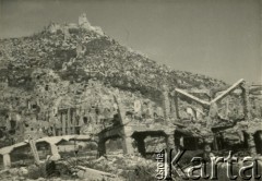 1944, okolice Monte Cassino, Włochy.
Zniszczenia wojenne w rejonie miasteczka Cassino u stóp wzgórza klasztornego.
Fot. NN, zbiory Ośrodka KARTA, udostępniła Magdalena Braun