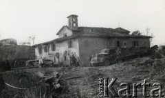 Wrzesień 1944, Converselle, rejon Fortino, prowincja Forli-Cesena, Włochy.
Żołnierze 4 Baonu Strzelców Karpackich na tle zrujnowanego domu.
Fot. NN, zbiory Ośrodka KARTA, udostępniła Magdalena Braun