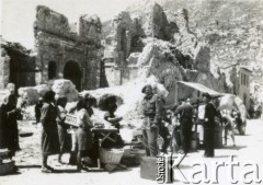 Maj-czerwiec 1944, okolice miasteczka Cassino, Włochy.
Żołnierz 2 korpusu wśród handlującej ludności cywilnej miasteczka Cassino u stóp wzgórza klasztornego.
Fot. NN, zbiory Ośrodka KARTA, udostępniła Magdalena Braun