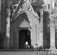 1972, Warszawa, Polska.
Portal główny kościoła św. Wojciecha na Woli.
Fot. Lubomir T. Winnik, zbiory Ośrodka KARTA
