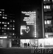 1973, Warszawa, Polska. 
Neony reklamujące czasopisma sprzedawane w kiosku 