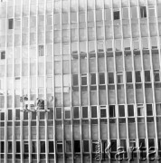 1971, Warszawa, Polska.
Prace na elewacji budynku przy ul. Żurawiej. 
Fot. Lubomir T. Winnik, zbiory Ośrodka KARTA