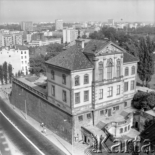 1972, Warszawa, Polska.
Zamek Ostrogskich (Pałac Gnińskich) przy ul. Tamka, w głębi panorama Powiśla.
Fot. Lubomir T. Winnik, zbiory Ośrodka KARTA