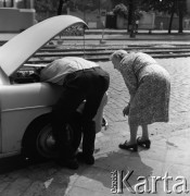 1972, Warszawa, Polska.
Ludzie zaglądający pod maskę samochodu Syrena.
Fot. Lubomir T. Winnik, zbiory Ośrodka KARTA