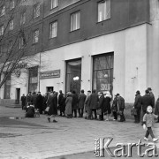 1971, Warszawa, Polska.
Kolejka do sklepu monopolowego na ul. Wolskiej.
Fot. Lubomir T. Winnik, zbiory Ośrodka KARTA