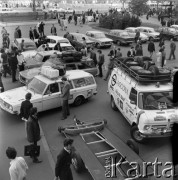 1973, Warszawa, Polska.
Samochody serwisowe przed rajdem.
Fot. Lubomir T. Winnik, zbiory Ośrodka KARTA