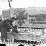 1972, Warszawa, Polska.
Cmentarz Wojskowy na Powązkach. Pomnik żołnierzy poległych w kampanii wrześniowej, z napisem: 