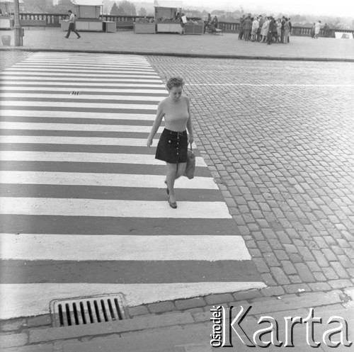 1972, Warszawa, Polska.
Przejście dla pieszych na Placu Zamkowym.
Fot. Lubomir T. Winnik, zbiory Ośrodka KARTA