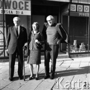 1972, Warszawa, Polska.
Wacław Kuchar (z lewej), lekkoatleta i piłkarz Pogoni Lwów przed II wojną światową, z żoną i przyjacielem.
Fot. Lubomir T. Winnik, zbiory Ośrodka KARTA