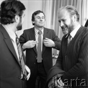 Lato 1972, Warszawa, Polska.
Satyryk Jan Pietrzak (po lewej) i aktor Wiesław Gołas (w środku).
Fot. Lubomir T. Winnik, zbiory Ośrodka KARTA