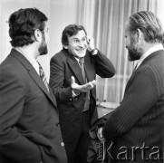 Lato 1972, Warszawa, Polska.
Satyryk Jan Pietrzak (po lewej) i aktor Wiesław Gołas (w środku).
Fot. Lubomir T. Winnik, zbiory Ośrodka KARTA
