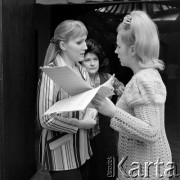1972, Warszawa, Polska.
Piosenkarka Irena Santor i reżyserka teatralna Maria Januszkiewicz.
Fot. Lubomir T. Winnik, zbiory Ośrodka KARTA
