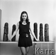 1973, Warszawa, Polska.
Modelka i rzeźby ludowe.
Fot. Lubomir T. Winnik, zbiory Ośrodka KARTA
