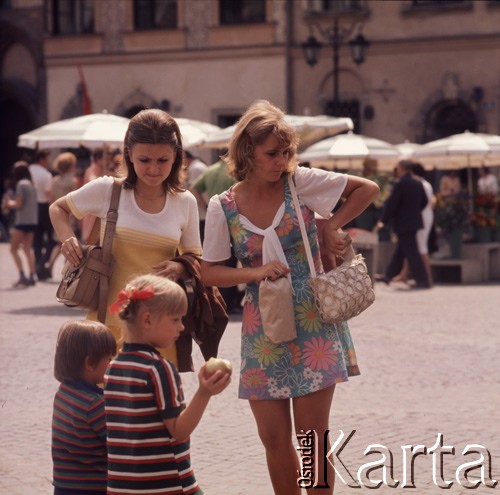 1971-1973, Warszawa, Polska.
Kobiety z dziećmi na Rynku Starego Miasta.
Fot. Lubomir T. Winnik, zbiory Ośrodka KARTA