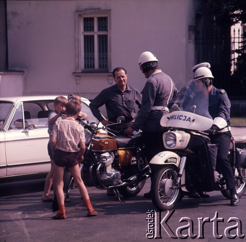 1972-1973, Warszawa, Polska.
Rozmowa z milicjantami.
Fot. Lubomir T. Winnik, zbiory Ośrodka KARTA
