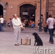 1972-1973, Warszawa, Polska.
Mężczyzna z psem na Starym Mieście.
Fot. Lubomir T. Winnik, zbiory Ośrodka KARTA
