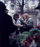 1972-1973, Warszawa, Polska.
Handel uliczny.
Fot. Lubomir T. Winnik, zbiory Ośrodka KARTA