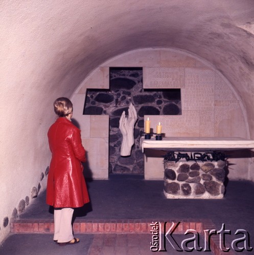 1971-1973, Kalisz, Polska.
Kaplica Dachau w podziemiach bazyliki św. Józefa (poświęcona więźniom obozu koncentracyjnego w Dachau). Na ścianie fragment 