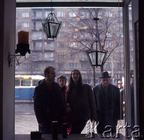1972-1973, Warszawa, Polska.
Witryna przy ul. Marszałkowskiej.
Fot. Lubomir T. Winnik, zbiory Ośrodka KARTA