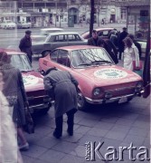 1971-1973, Warszawa, Polska.
Samochody Skoda z emblematem 