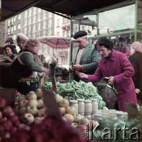 1971-1973, Warszawa, Polska.
Handel uliczny.
Fot. Lubomir T. Winnik, zbiory Ośrodka KARTA
