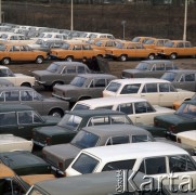 1972-1973, Warszawa, Polska.
Nowo wyprodukowane samochody Polski Fiat 125p przy fabryce FSO na Żeraniu.
Fot. Lubomir T. Winnik, zbiory Ośrodka KARTA
