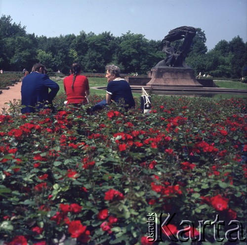 1972-1973, Warszawa, Polska.
Pomnik Fryderyka Chopina w Parku Łazienkowskim.
Fot. Lubomir T. Winnik, zbiory Ośrodka KARTA
