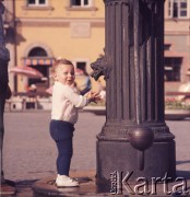 1972, Warszawa, Polska.
Dziecko przy studni na Rynku Starego Miasta.
Fot. Lubomir T. Winnik, zbiory Ośrodka KARTA
