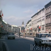 1972-1973, Warszawa, Polska.
Ul. Nowy Świat udekorowana flagami.
Fot. Lubomir T. Winnik, zbiory Ośrodka KARTA