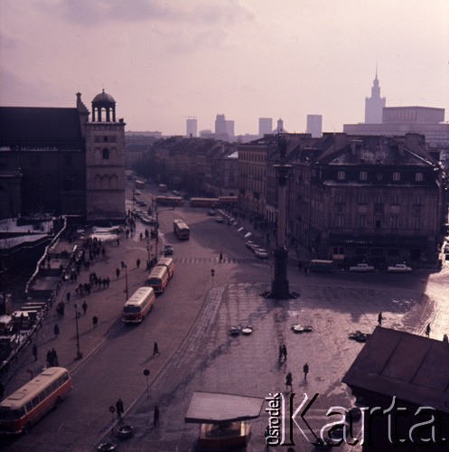 1972-1973, Warszawa, Polska.
Plac Zamkowy - widok w stronę ul. Krakowskie Przedmieście.
Fot. Lubomir T. Winnik, zbiory Ośrodka KARTA