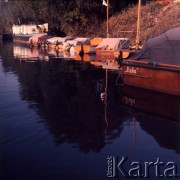 1972-1973, Warszawa, Polska.
Barki przycumowane do brzegu.
Fot. Lubomir T. Winnik, zbiory Ośrodka KARTA