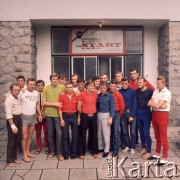 1972, Wisła, Polska.
Kadra olimpijska bokserów przed ośrodkiem sportowym ZS 