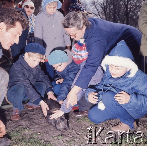 1973, Warszawa, Polska.
Wizyta niewidomych dzieci w zoo.
Fot. Lubomir T. Winnik, zbiory Ośrodka KARTA