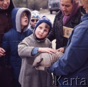 1973, Warszawa, Polska.
Wizyta niewidomych dzieci w zoo.
Fot. Lubomir T. Winnik, zbiory Ośrodka KARTA