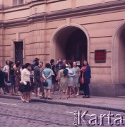 1971-1973, Praga, Czechosłowacja.
Grupa zwiedzających przed Muzeum Lenina.
Fot. Lubomir T. Winnik, zbiory Ośrodka KARTA