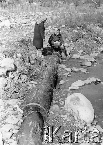 Czerwiec 1969, Delatyn, Ukraińska SRR, ZSRR.
Historyczny rurociąg odsłonięty podczas powodzi.
Fot. Lubomir T. Winnik, zbiory Ośrodka KARTA

