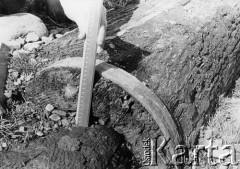 Czerwiec 1969, Delatyn, Ukraińska SRR, ZSRR.
Historyczny rurociąg odsłonięty podczas powodzi.
Fot. Lubomir T. Winnik, zbiory Ośrodka KARTA