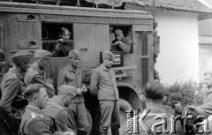 1939-1945, brak miejsca.
Żołnierze Luftwaffe.
Fot. NN, album nieznanego żołnierza Wehrmachtu, kolekcja Tomasza Kopańskiego, zbiory Ośrodka KARTA