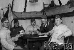 1939-1945, prawdopodobnie Jasło.
Żołnierze Wehrmachtu grają w karty.
Fot. NN, album nieznanego żołnierza Wehrmachtu, kolekcja Tomasza Kopańskiego, zbiory Ośrodka KARTA