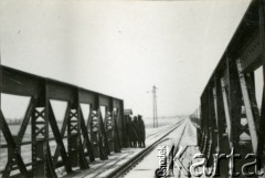 1939-1945, okolice Jasła.
Most kolejowy.
Fot. NN, album nieznanego żołnierza Wehrmachtu, kolekcja Tomasza Kopańskiego, zbiory Ośrodka KARTA