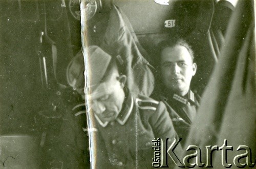 1939-1945, brak miejsca.
Żołnierze Wehrmachtu w przedziale pociągu.
Fot. NN, album nieznanego żołnierza Wehrmachtu, kolekcja Tomasza Kopańskiego, zbiory Ośrodka KARTA
